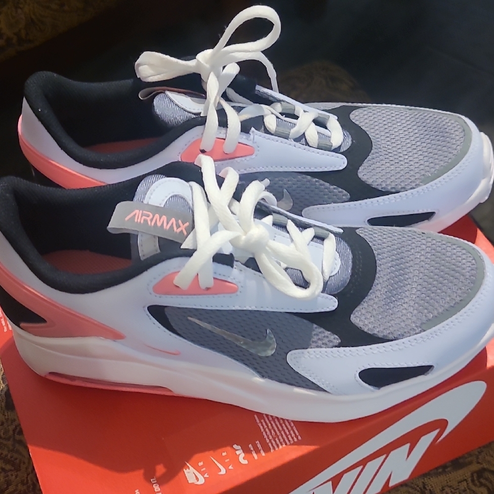 Girls size 7 Nike Air Max